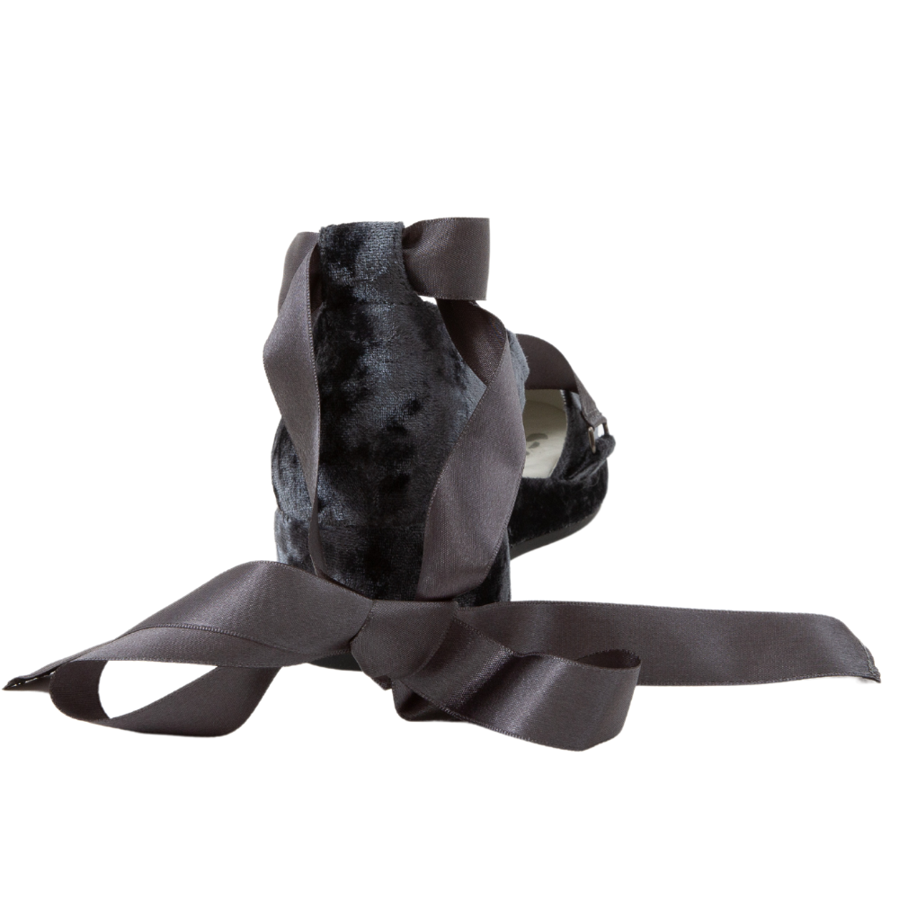 QUADSis Elaine Ballerinas Dusty Grey. Comfortable, sustainable, low heel ballerina wedge heel with adjustable satin ribbon. Genuine leather and luxurious velvet. Party shoe low heel