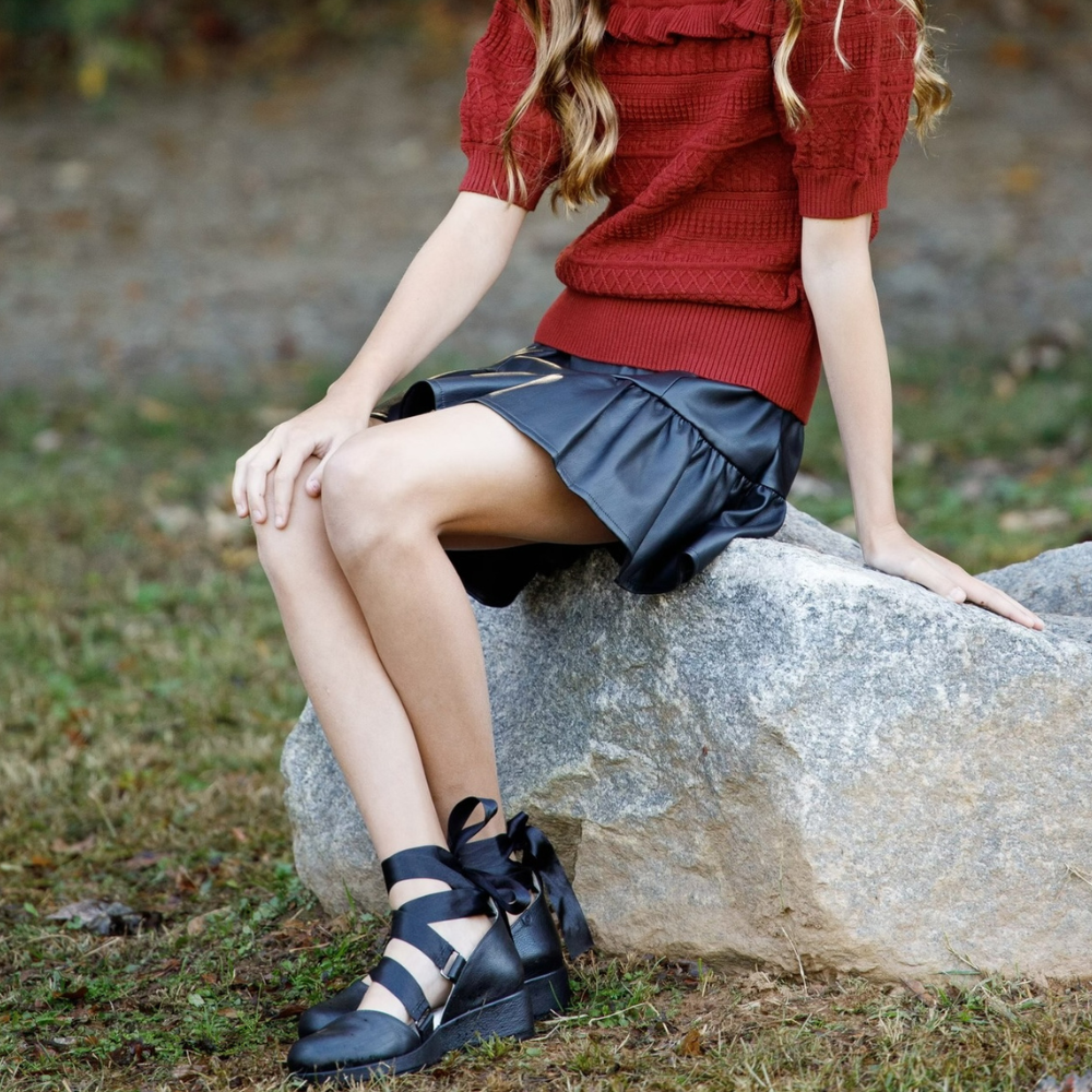 QUADSis Elaine Ballerina Shoes Black. Comfortable, sustainable, low heel ballerina wedge heel with adjustable satin ribbon. Genuine leather and luxurious velvet. Party shoe low heel