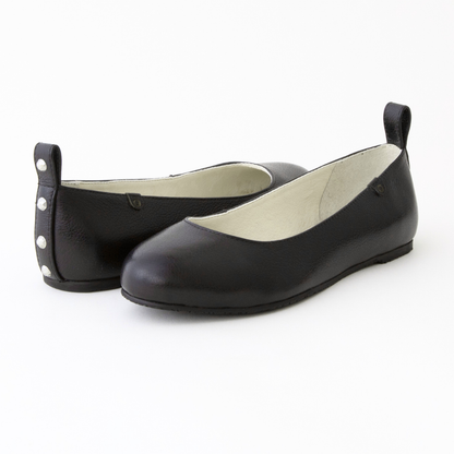QUADSis Ballet flat Black. Comfortable, sustainable, and lightweight with removeable leather tie. Genuine leather in black and soft gold.