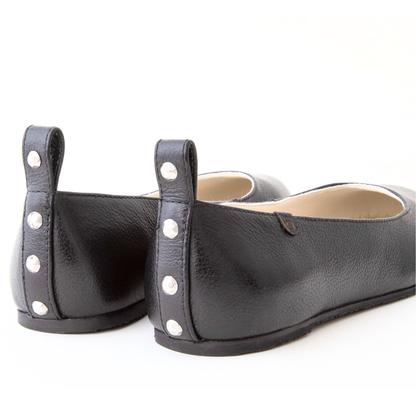 QUADSis Ballet flat Black. Comfortable, sustainable, and lightweight with removeable leather tie. Genuine leather in black and soft gold.