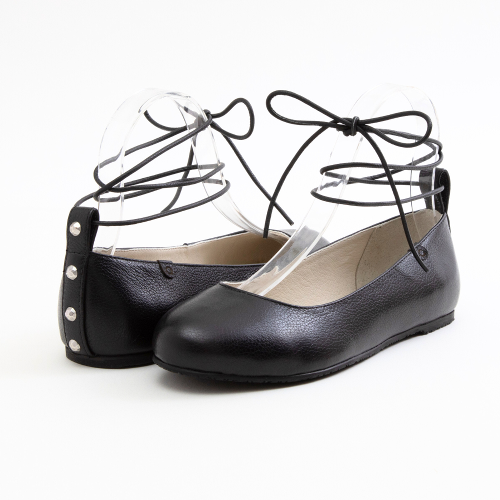 QUADSis Ballet flat Black. Comfortable, sustainable, and lightweight with removeable leather tie. Genuine leather in black and soft gold.