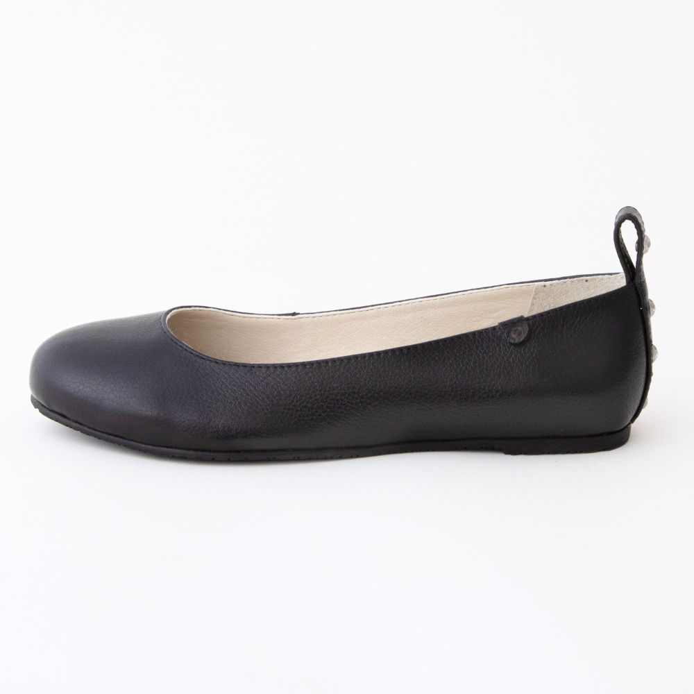 QUADSis Ballet flat Black. Comfortable, sustainable, and lightweight with removeable leather tie. Genuine leather in black and soft gold.