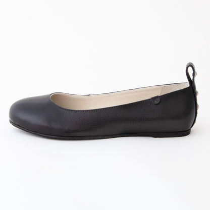 QUADSis Ballet flat Black. Comfortable, sustainable, and lightweight with removeable leather tie. Genuine leather in black and soft gold.