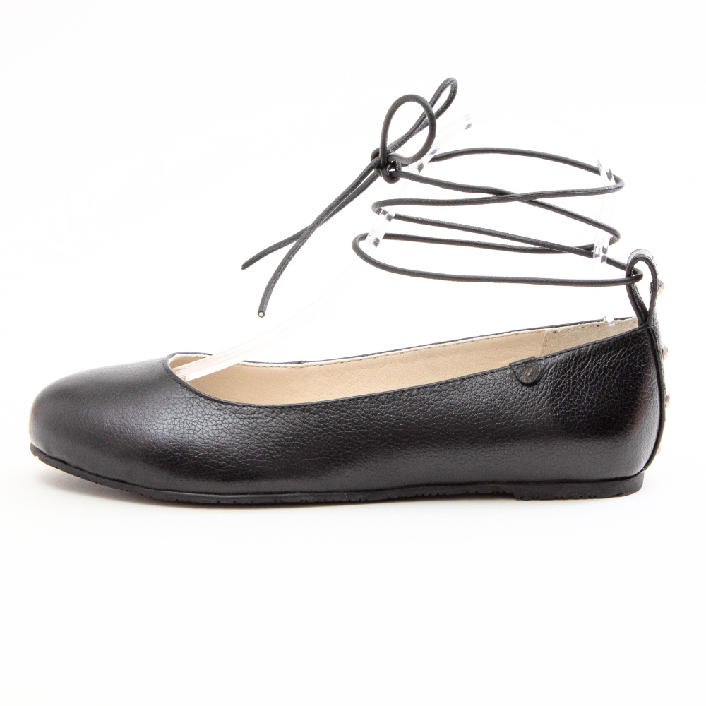 QUADSis Ballet flat Black. Comfortable, sustainable, and lightweight with removeable leather tie. Genuine leather in black and soft gold.
