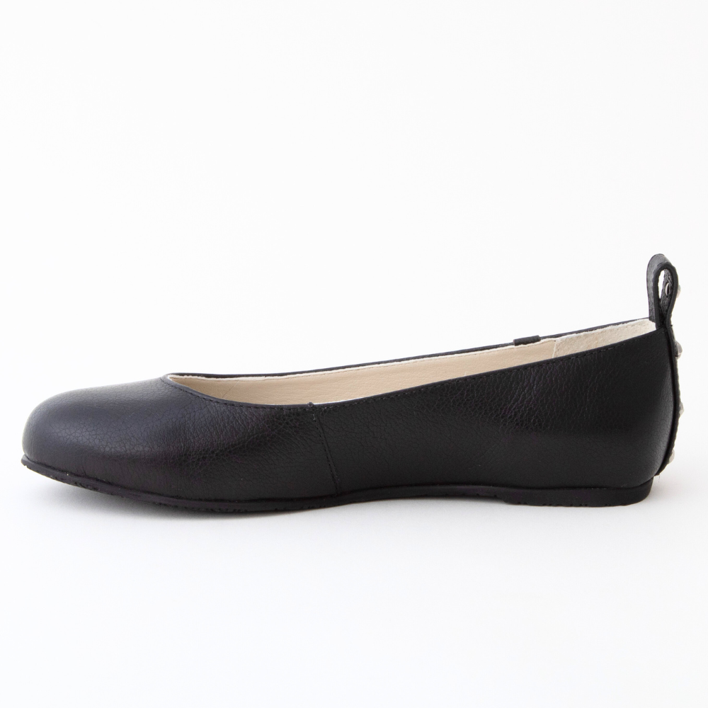 QUADSis Ballet flat Black. Comfortable, sustainable, and lightweight with removeable leather tie. Genuine leather in black and soft gold.