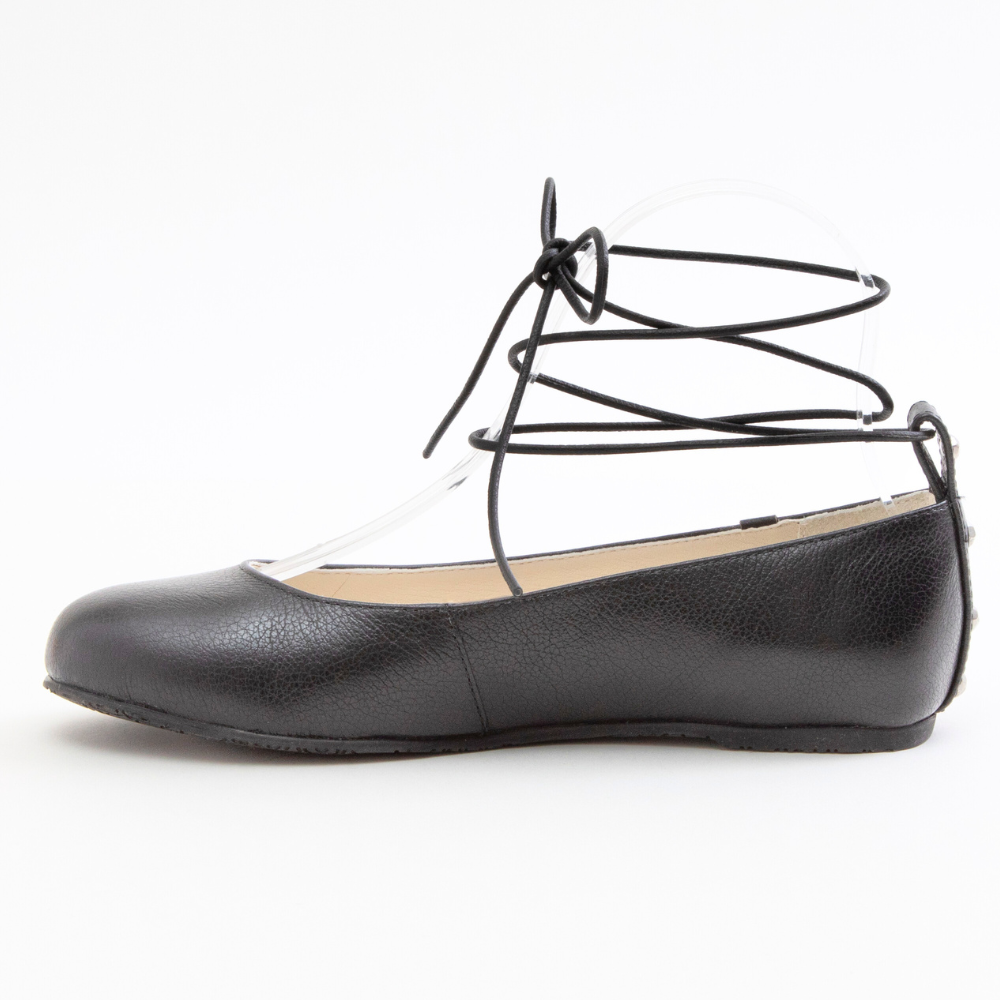 QUADSis Ballet flat Black. Comfortable, sustainable, and lightweight with removeable leather tie. Genuine leather in black and soft gold.
