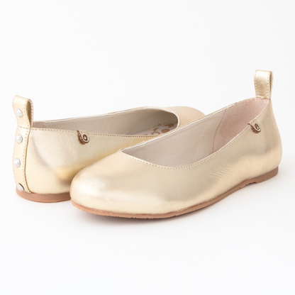 QUADSis Ballet flat Black. Comfortable, sustainable, and lightweight with removeable leather tie. Genuine leather in black and soft gold.