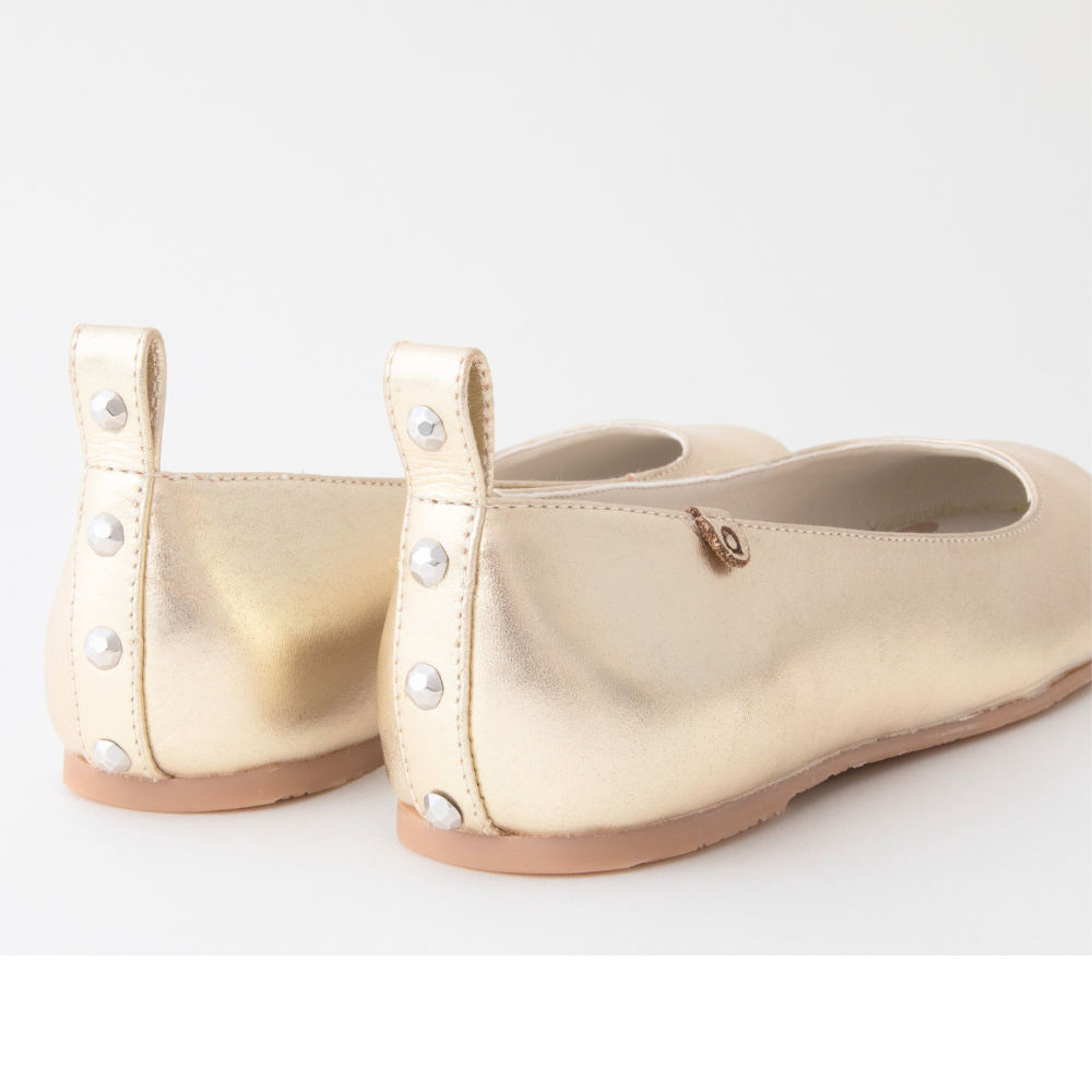 QUADSis Ballet flat Gold. Comfortable, sustainable, and lightweight with removeable leather tie. Genuine leather in black and soft gold.
