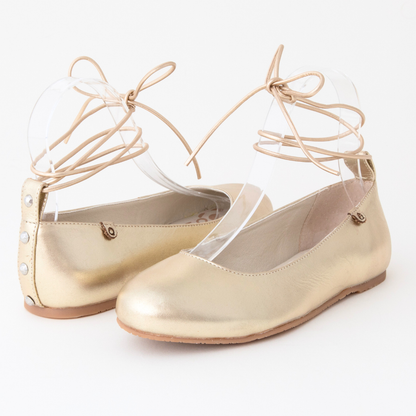 QUADSis Ballet flat Gold. Comfortable, sustainable, and lightweight with removeable leather tie. Genuine leather in black and soft gold.