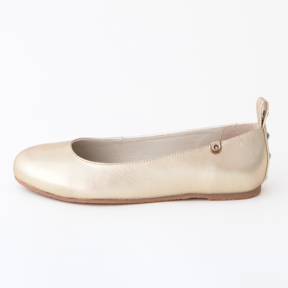 QUADSis Ballet flat Gold. Comfortable, sustainable, and lightweight with removeable leather tie. Genuine leather in black and soft gold.