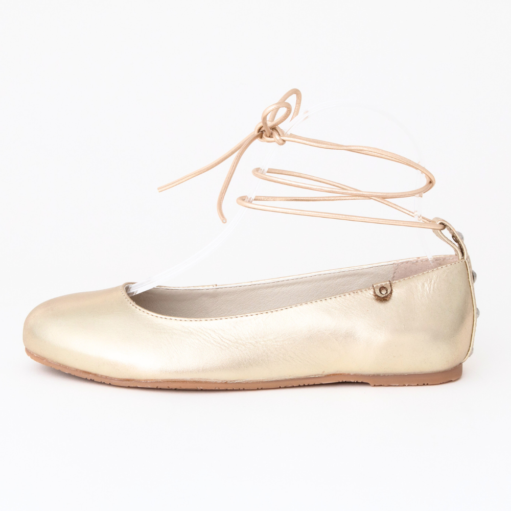 QUADSis Ballet flat Gold. Comfortable, sustainable, and lightweight with removeable leather tie. Genuine leather in black and soft gold.