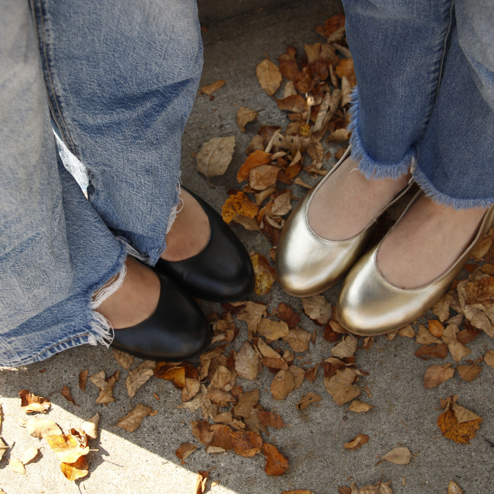 QUADSis Ballet flat Black and Gold. Comfortable, sustainable, and lightweight with removeable leather tie. Genuine leather in black and soft gold.