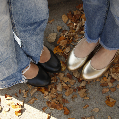 QUADSis Ballet flat Black and Gold. Comfortable, sustainable, and lightweight with removeable leather tie. Genuine leather in black and soft gold.