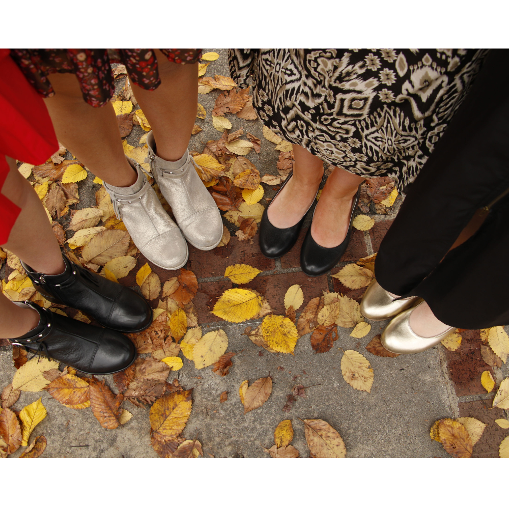 QUADSis Ballet flat Black and Gold. Comfortable, sustainable, and lightweight with removeable leather tie. Genuine leather in black and soft gold.